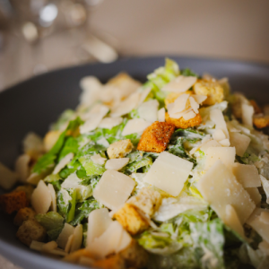 Caesarsalaattia ja talon leipää